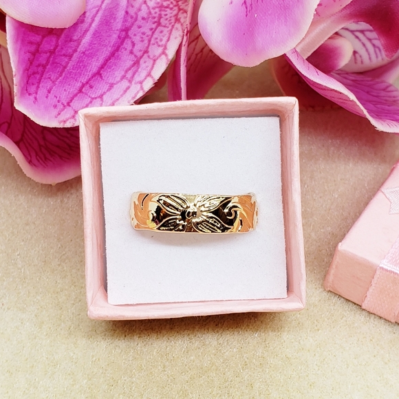 8mm Gold Hawaiian Band ring - Picture 2 of 3